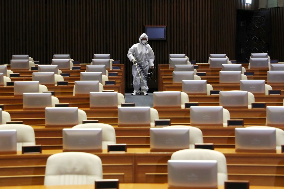 Un trabajador de la Asociación de Control de Plagas de Corea rocía desinfectante como parte de las medidas preventivas contra la propagación del coronavirus causante de la Covid-19, en la Asamblea Nacional en Seúl (Corea del Sur).