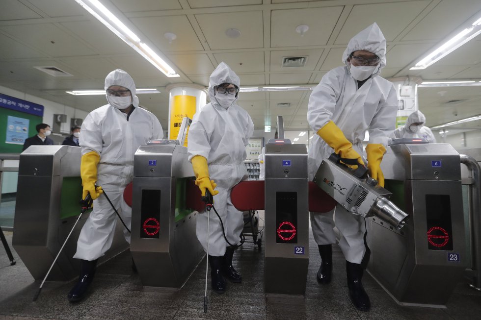 Trabalhadores com trajes especiais para evitar o contágio do coronavirus fazem limpeza do metrô de Seul (Coreia do Sul), em 28 de fevereiro.