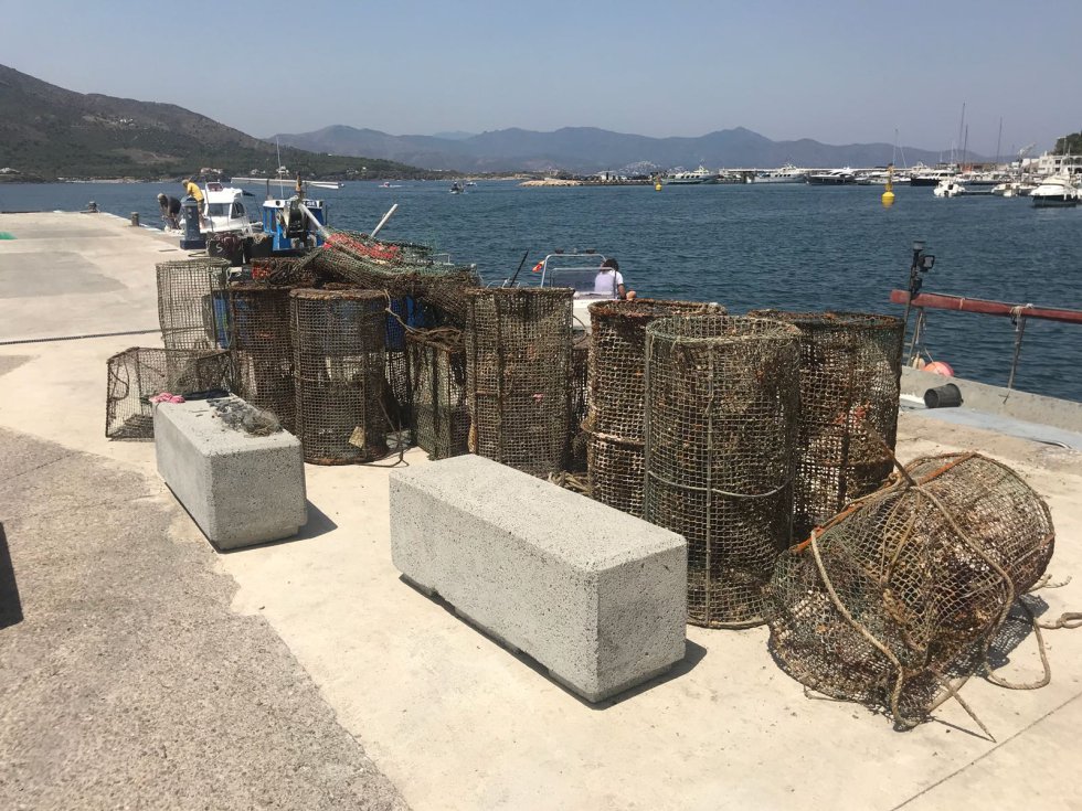 L'Organització per a l'Agricultura i Alimentació (FAO, per les seves sigles en anglès) estima que cada any es rebutgen 640.000 tones d'aquestes residus, que estan perduts o abandonats i de vegades naveguen sense rumb per dècades. A la imatge, una desena de gàbies de pesca recuperades.