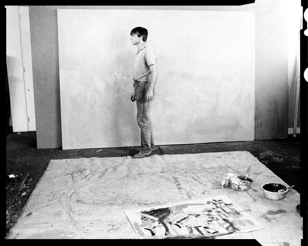 El artista español Miguel Ángel Campano, retratado en uno de sus estudios en París.