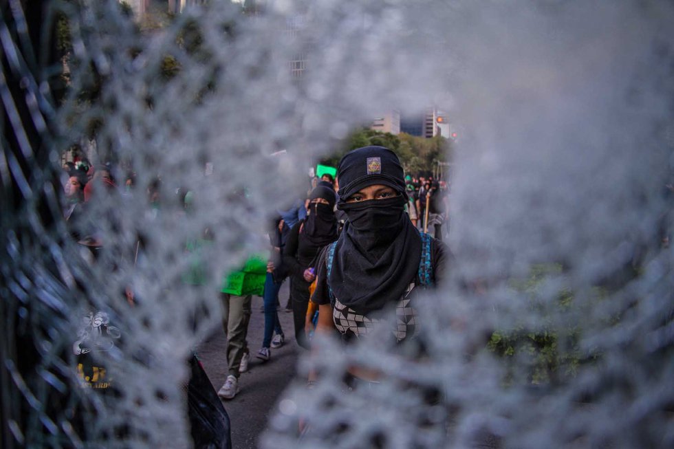 Los movimientos feministas han marcado la agenda política de México en los últimos meses. La marchas se han intensificado en las calles y las mujeres fotoperiodistas han sido las encargadas de documentarlas.