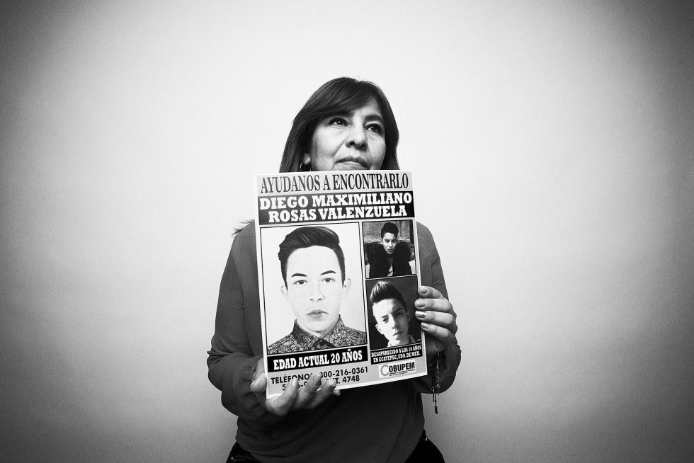 Diego Maximiliano Rosas Valenzuela fue secuestrado el 4 de septiembre de 2015, en Ecatepec, en el Estado de México. Su madre, Verónica Rosas Valenzuela, emprendió desde ese día una lucha incansable. Su rutina consiste en visitar hospitales, psiquiátricos, albergues e incluso oficinas forenses para dar con él.