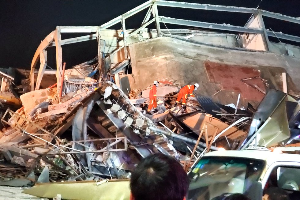 Unas 70 personas permanecían atrapadas este sábado bajo los escombros tras el desplome de un hotel en la ciudad china de Quanzhou, en el sureste del país. En la imagen, los servicios de rescate buscan a los supervivientes tras el derrumbe. 