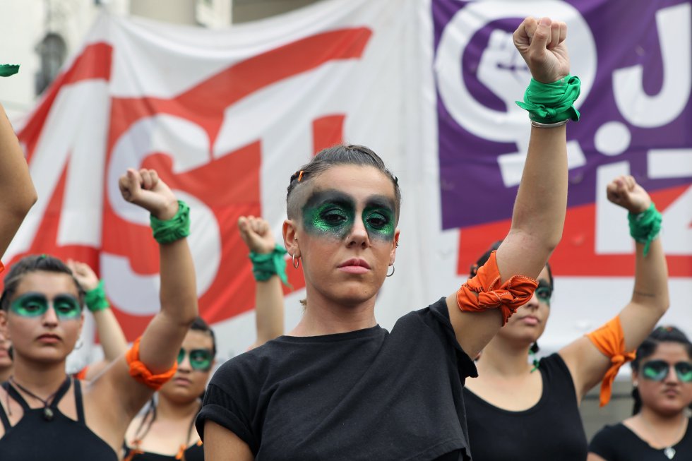Mujeres participan durante un 'pañuelazo' convocado por organizaciones sociales frente a la catedral de la ciudad de Buenos Aires, en Argentina.