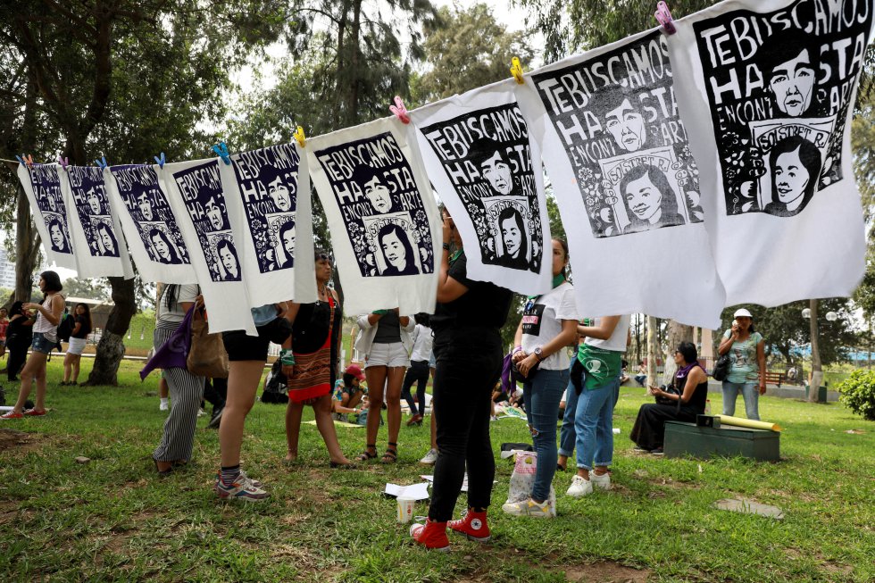 Diversos colectivos de mujeres se concentraron este domingo en el Ministerio de Trabajo de Lima, Perú, bajo la consigna "trabajadoras sí, explotadas y violentadas no".