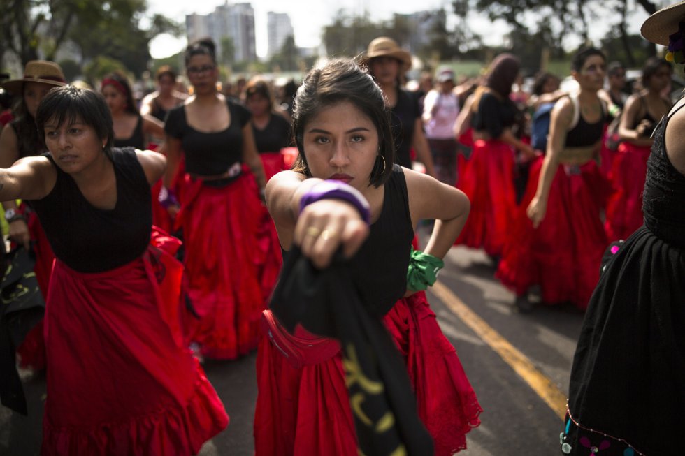 En Perú, las manifestantes realizaron la coreografía 'Un violador en tu camino' vestidas de rojo, en referencia al colectivo LasTesis de Chile.