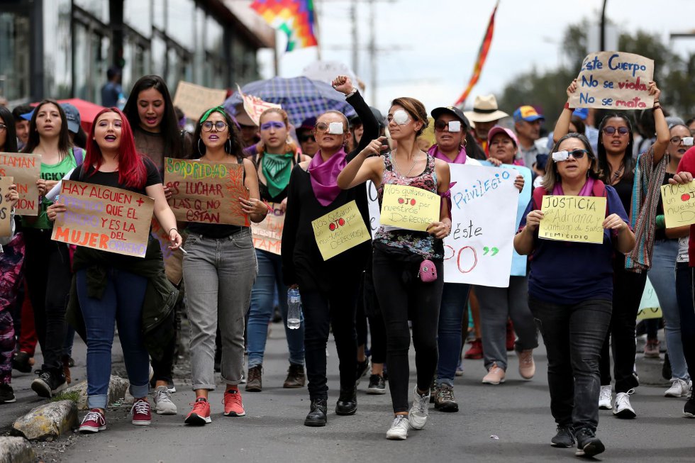 Un grupo de mujeres protestan este domingo por las calles de Quito, Ecuador.