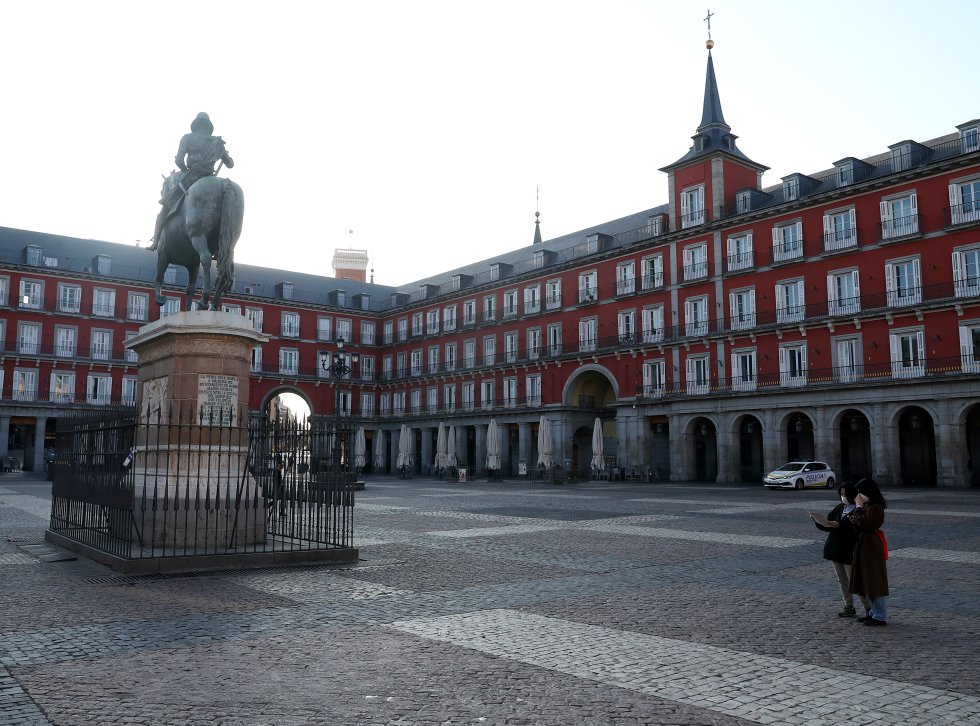 La Plaza Mayor de Madrid a primera hora de la mañana, este sábado. El plan de choque permitirá abrir a establecimientos de alimentación como fruterías, carnicerías, pescaderías, panaderías, además de farmacias, gasolineras, estancos, quioscos y supermercados, entre otros.