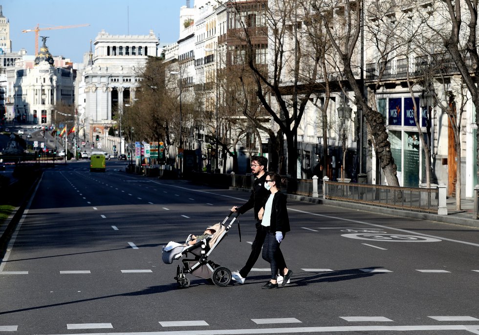 Una familia pasea por el centro de Madrid, esté sábado. Los centros de día también echan el cierre y no prestarán atención diurna a las personas mayores y a personas con discapacidad de la región.