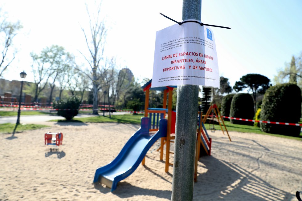 Zona infantil cerrada al público en un parque madrileño, este sábado.