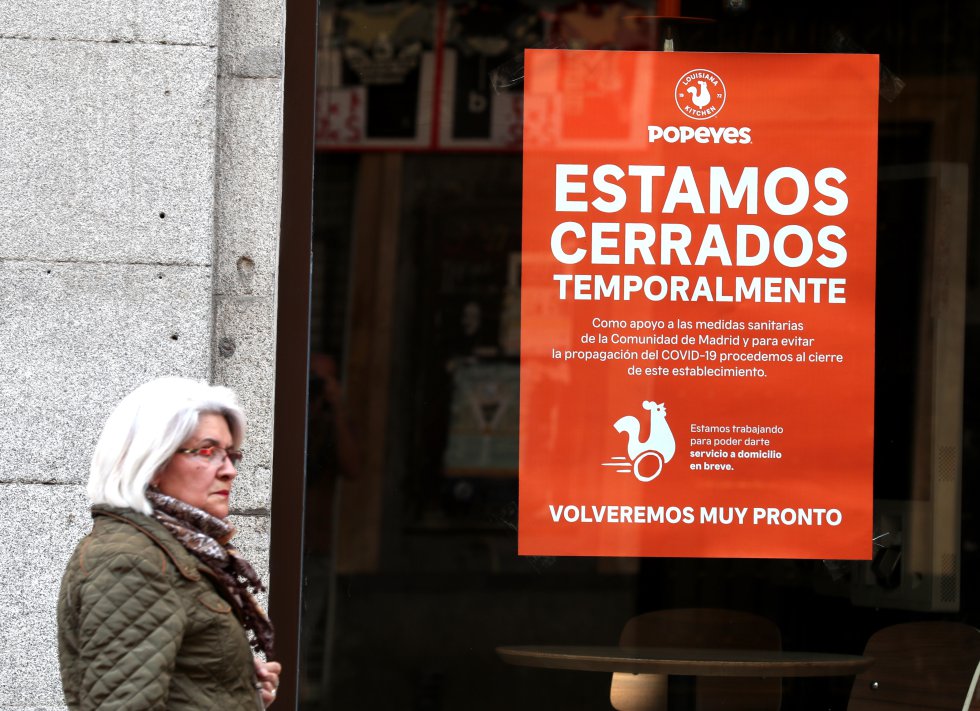 Cartel informativo en un local en el centro de Madrid, este sábado. 