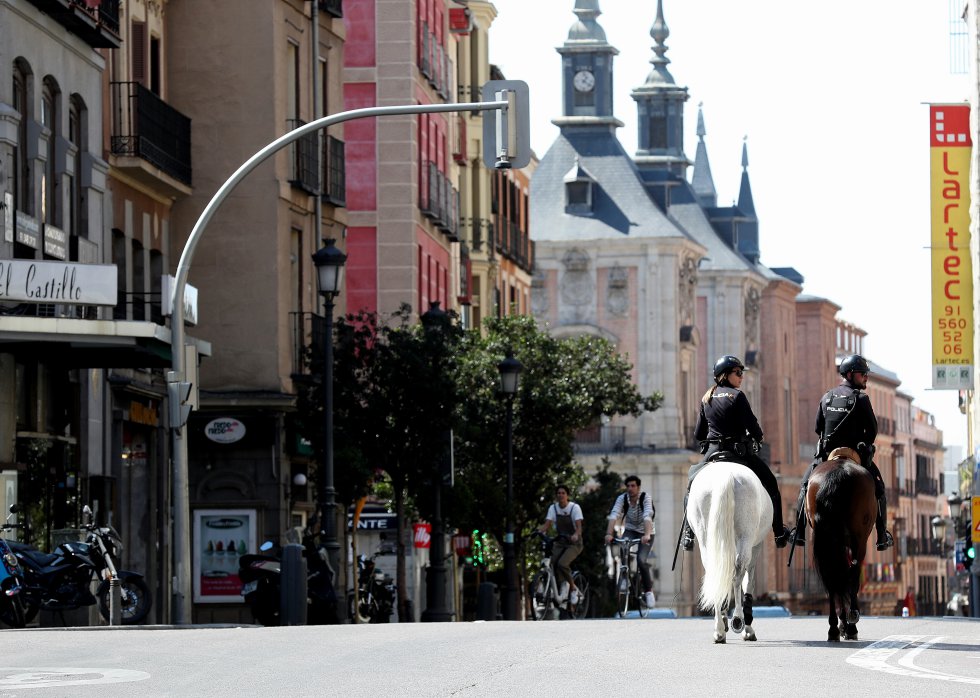 Dos policías a caballo patrullan una calle de la capital. 