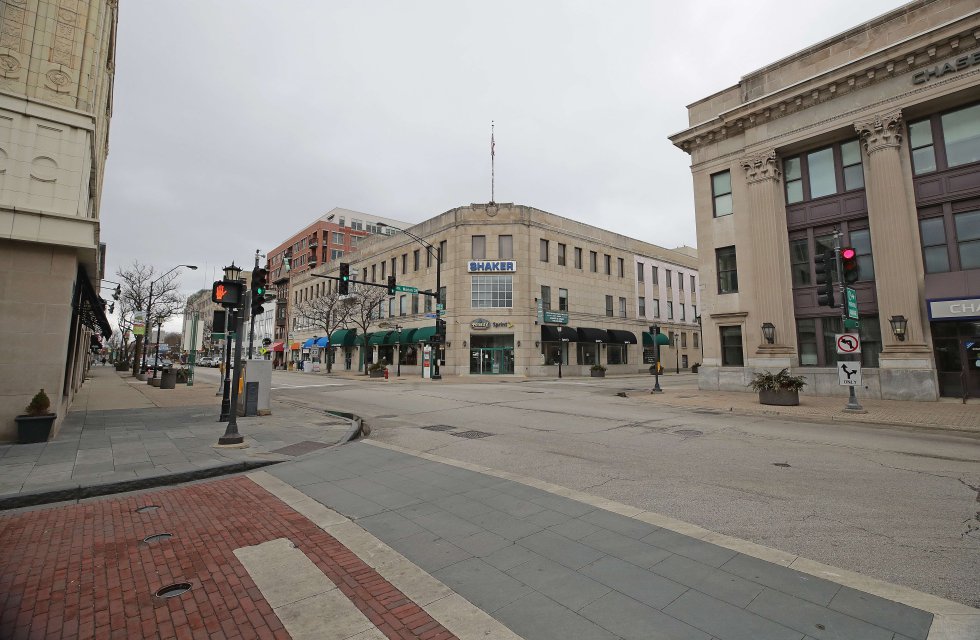 Las calles están en silencio debido a una orden de "refugiarse en casa" dada a los residentes para retrasar la propagación del virus en Illinois.