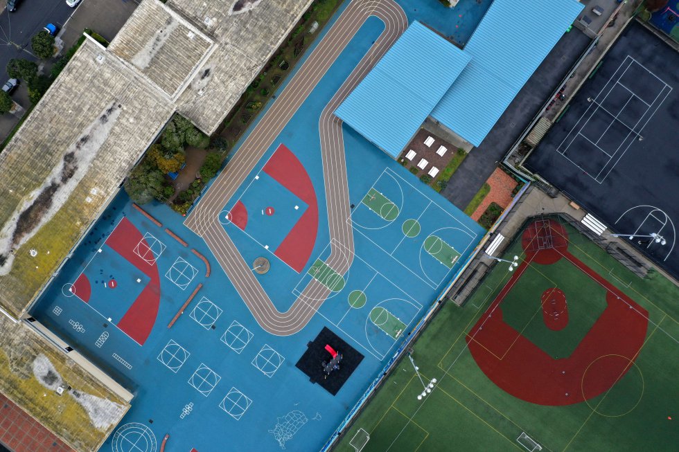 Vista aérea del patio vacío de la escuela primaria Ulloa en San Francisco, California.