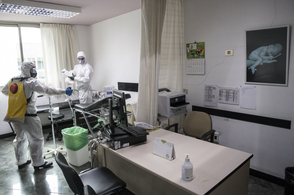 Efectivos de la UME desinfectaron este sábado el Centro de Salud Universidad, en La Laguna, Tenerife, donde dos personas, un médico y un usuario, dieron positivo en las pruebas de Covid-19.