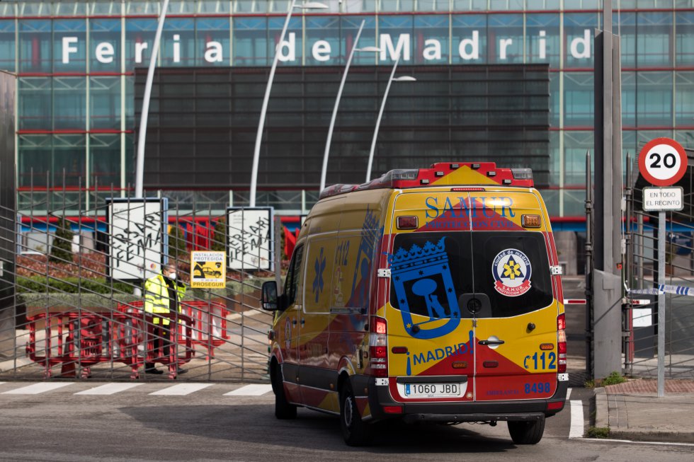Una ambulancia entra en el recinto ferial Ifema, que ha empezado a recibir a pacientes afectados por el coronavirus en los pabellones habilitados para ello.
