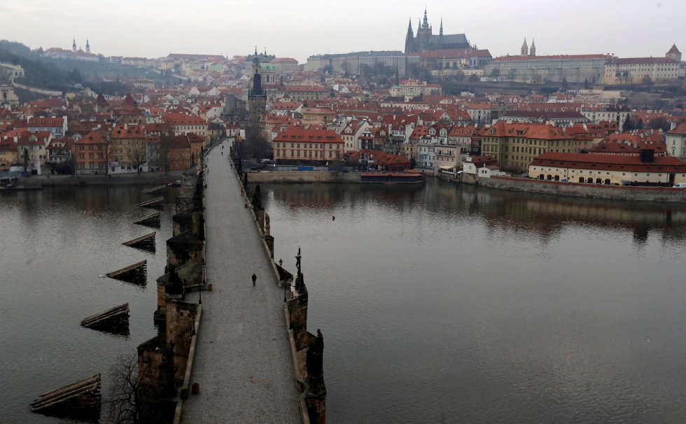 El puente de Carlos sobre el río Moldava en la ciudad de Praga (República Checa), casi sin peatones, el 20 de marzo.