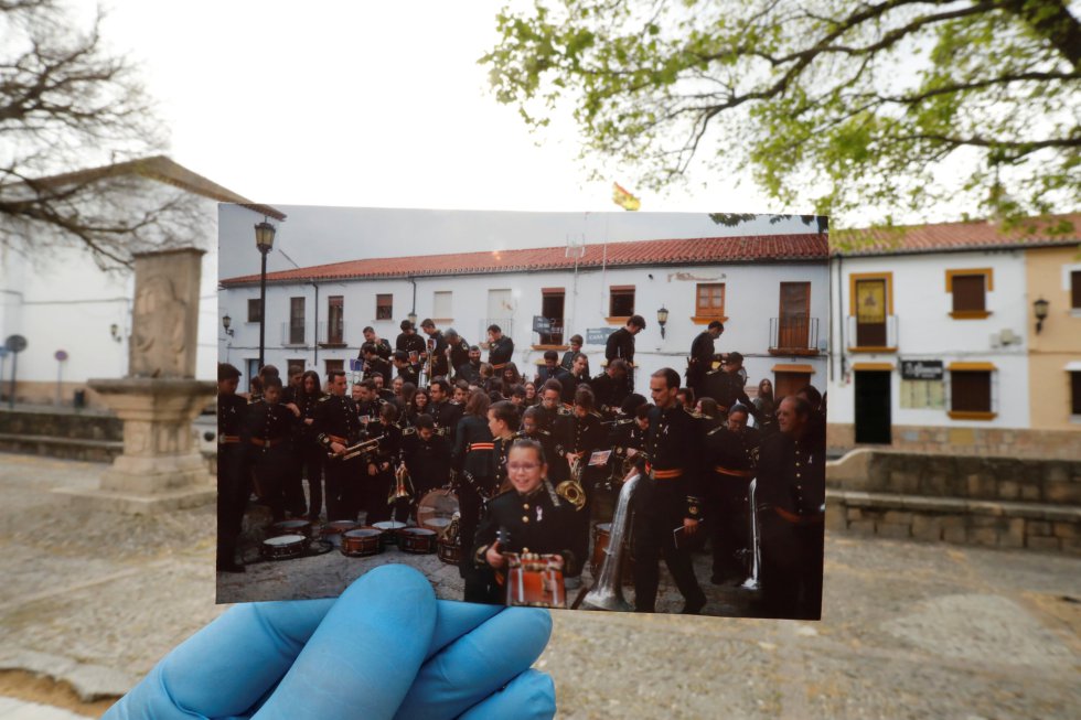Miembros de una banda de música tras participar en la Semana Santa de Ronda, en abril de 2019. Al fondo, el mismo lugar el pasado Domingo de Ramos.