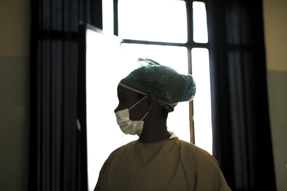 El tracoma, una infección bacteriana a menudo relacionada con falta de medidas higiénicas, es otra de las enfermedades más extendidas en Etiopía; el 30% de los casos del área subsahariana se dan en este país. En la imagen, una enfermera prepara el quirófano en el Centro de Salud Católico de Wasserà, en el sur de Etiopía.