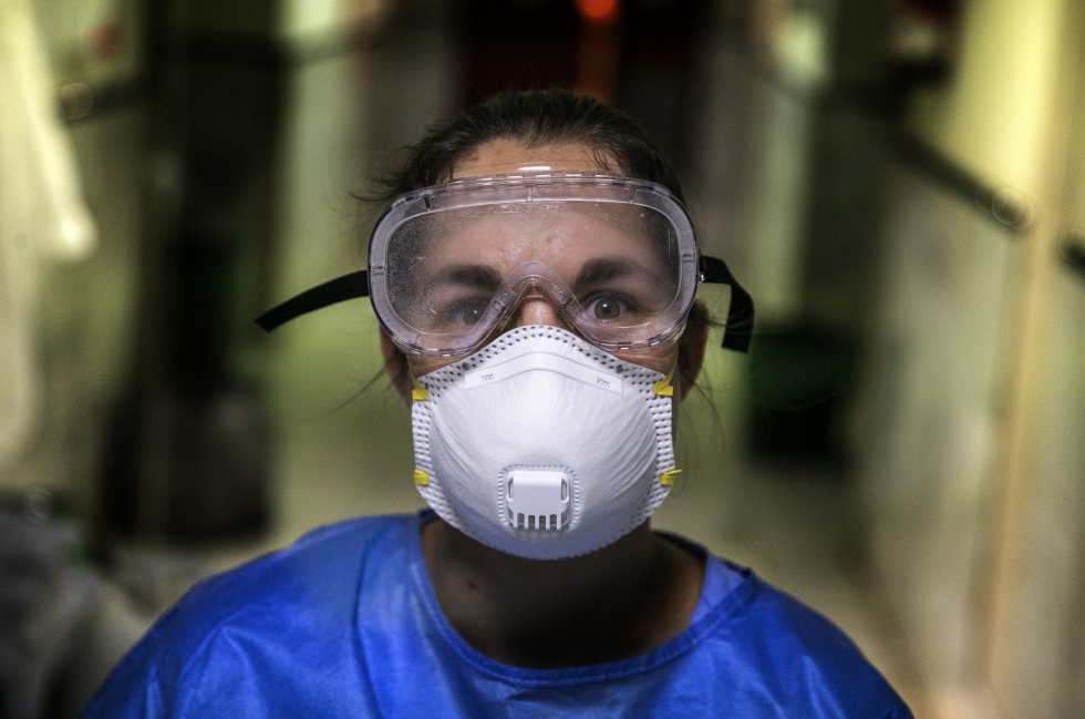 Patricia, enfermera de la unidad de Medicina Intensiva del Hospital Gregorio MArañón tras salir de una habitación de atender a un paciente con coronavirus.
