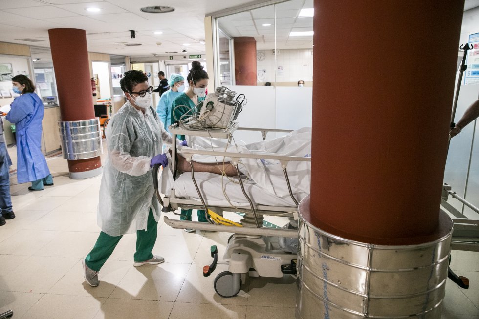 Recepción de un enfermo llegado en ambulancia en urgencias.