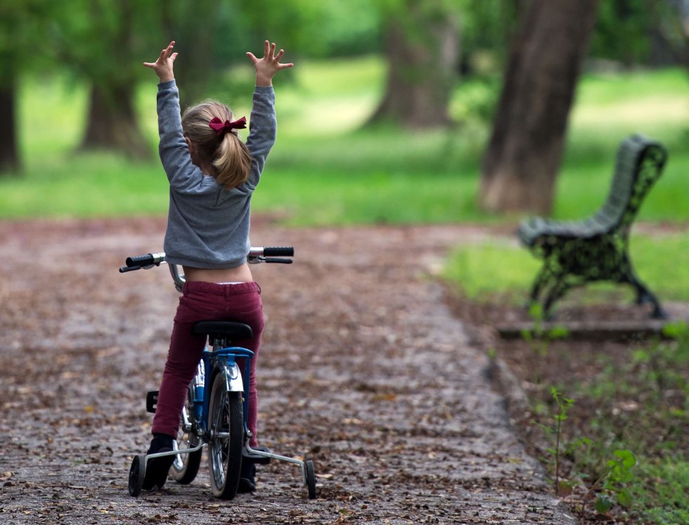 Una niña disfruta del día en un parque de Sevilla.