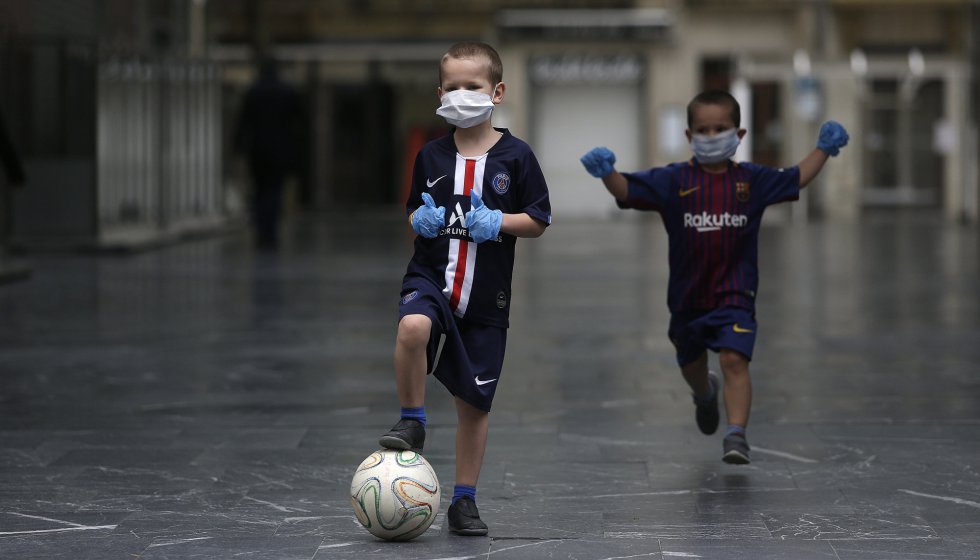 Dos niños juegan al fútbol en San Sebastián.