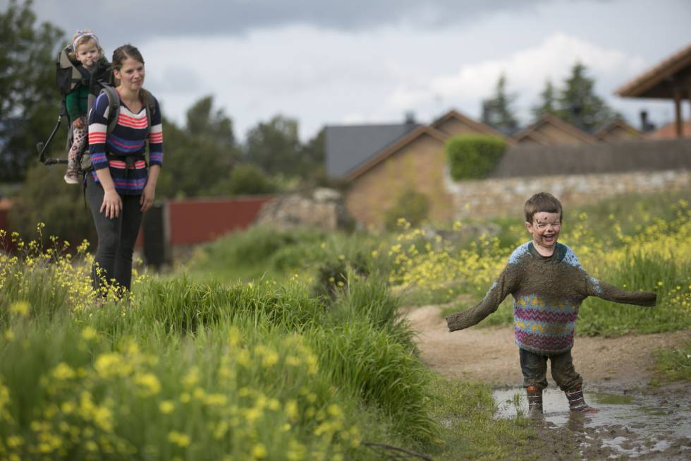 Un niño juega en un charco en Manzanares el Real (Madrid).