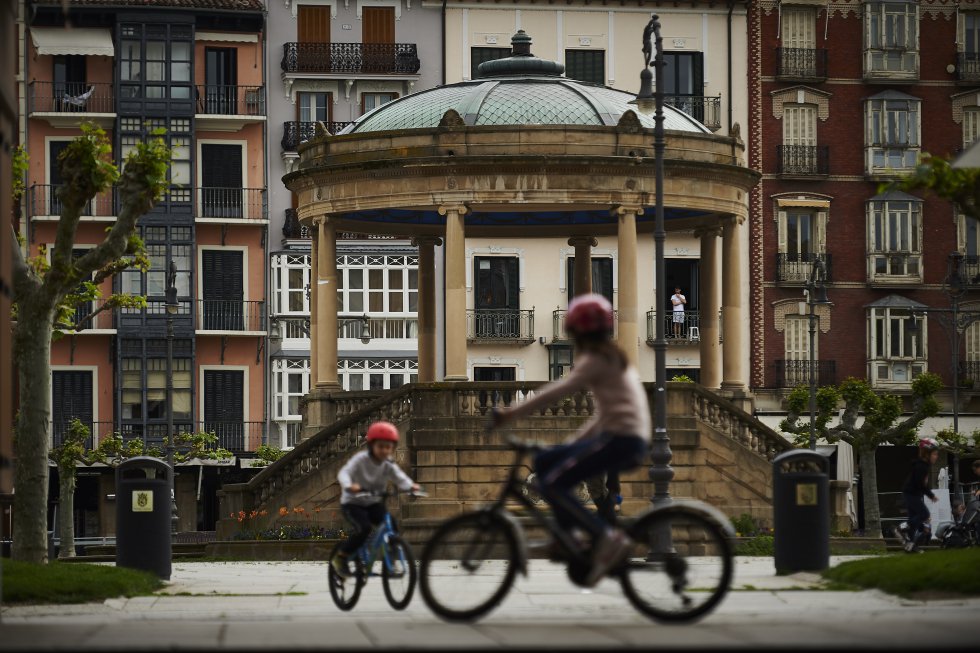 Dos niños montan en bicicleta en la Plaza del Castillo de Pamplona.