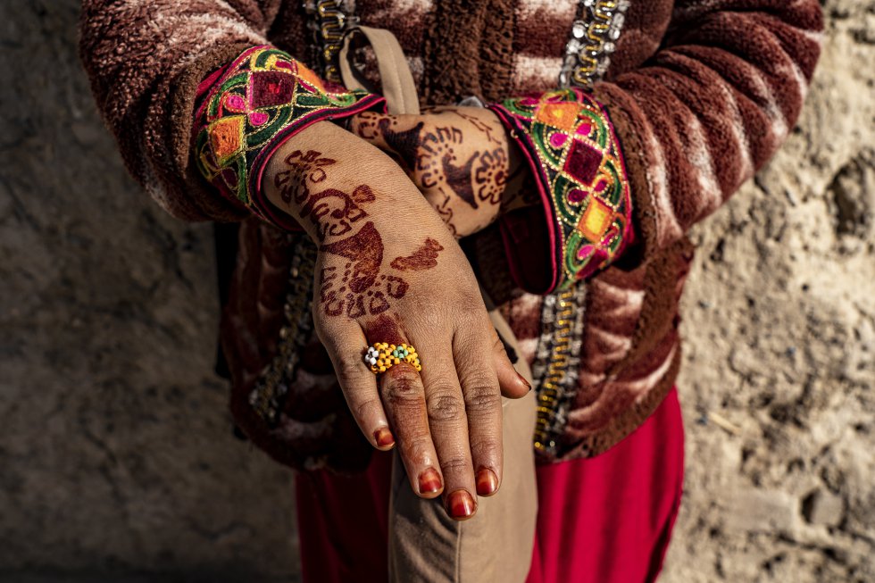 Los talibanes siguen controlando la mitad de los distritos del país y las zonas sufíes se han convertido en blanco de ataques. Los periodistas, los fotógrafos y los turistas encuentran obstáculos para viajar por Afganistán. En la imagen, una joven muestra los dibujos de henna de la mano, en Kandahar. 