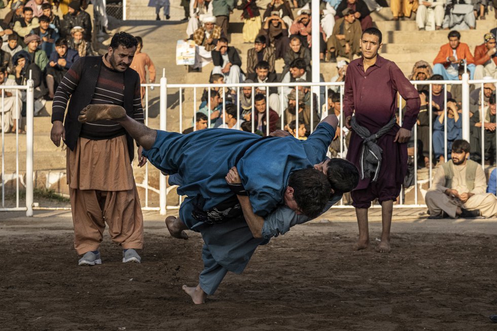 Practicantes de lucha tradicional afgana en Herat. Los viernes, después de ir a la mezquita, los espectadores acuden al estadio a presenciar los combates.