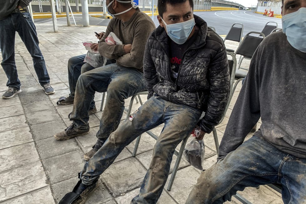 Un grupo de jóvenes detenidos en la frontera aguarda a ser entrevistado en el punto migratorio de Reynosa, en la frontera con Texas.