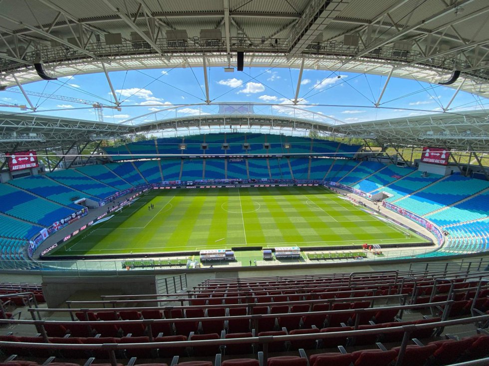 Aspecto del estadio Red Bull Arena donde se han enfrentado el RB Leipzig y el SC Freiburg. Sin público en las gradas y con las personas mínimas para que pueda desarrollarse el encuentro. En los estadios resuena el eco.
