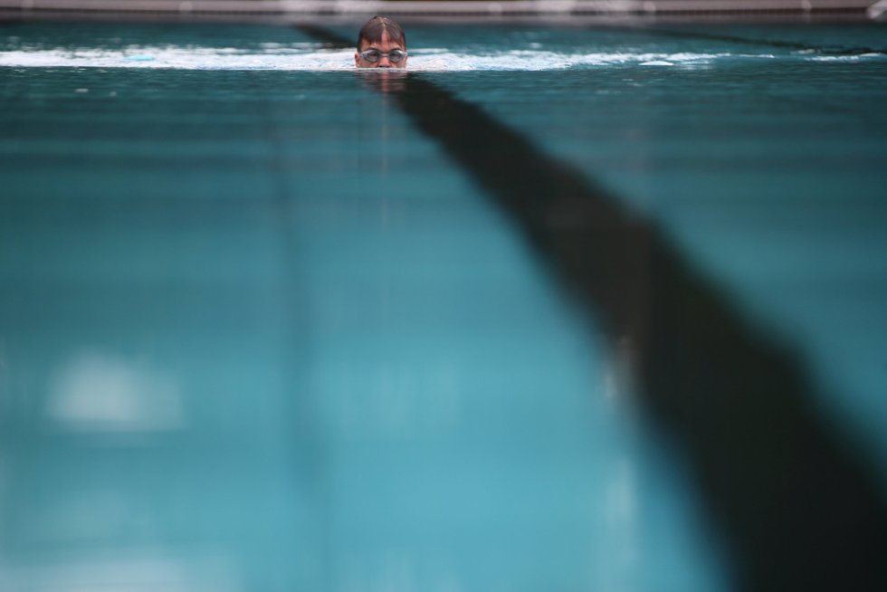 Un nadador austriaco entrena en la piscina pública de Schoenbrunner Bad. Este viernes ha sido el primer día de reapertura en Viena tras el brote de covid-19.