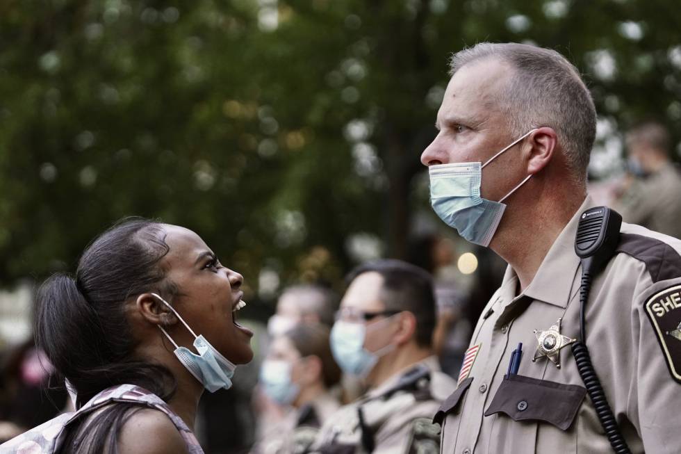 Una mujer increpa a un oficial de policía durante las protestas en Minneapolis (Estados Unidos).