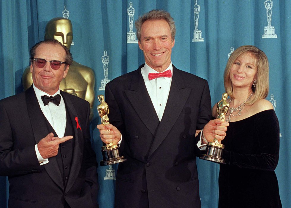 Eastwood ascendió a los cielos con 'Sin perdón'; el filme ganó cuatro Oscar (dos para él, como director y productor de la mejor película), y el western se asentó en el cine de los noventa. En la imagen, Clint Eastwood con dos de los Oscar en 1993 junto a Jack Nicholson y Barbra Streisand.