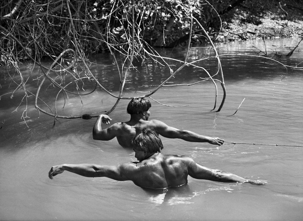 Dois índios waurá atiram a rede de pesca na lagoa de Piyulaga.