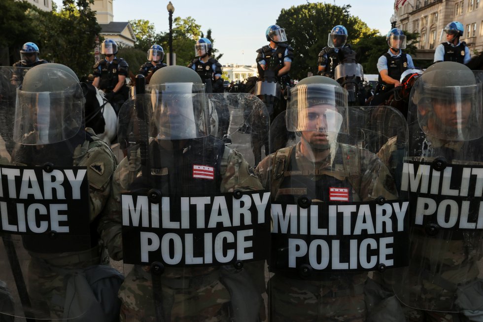Miembros de la Guardia Nacional resguardan las afueras de la Casa Blanca este lunes. Trump dijo que desplegaría "miles y miles" de soldados "fuertemente armados" para frenar los disturbios desatados por la muerte en Minneapolis del afroamericano George Floyd a manos de la policía.