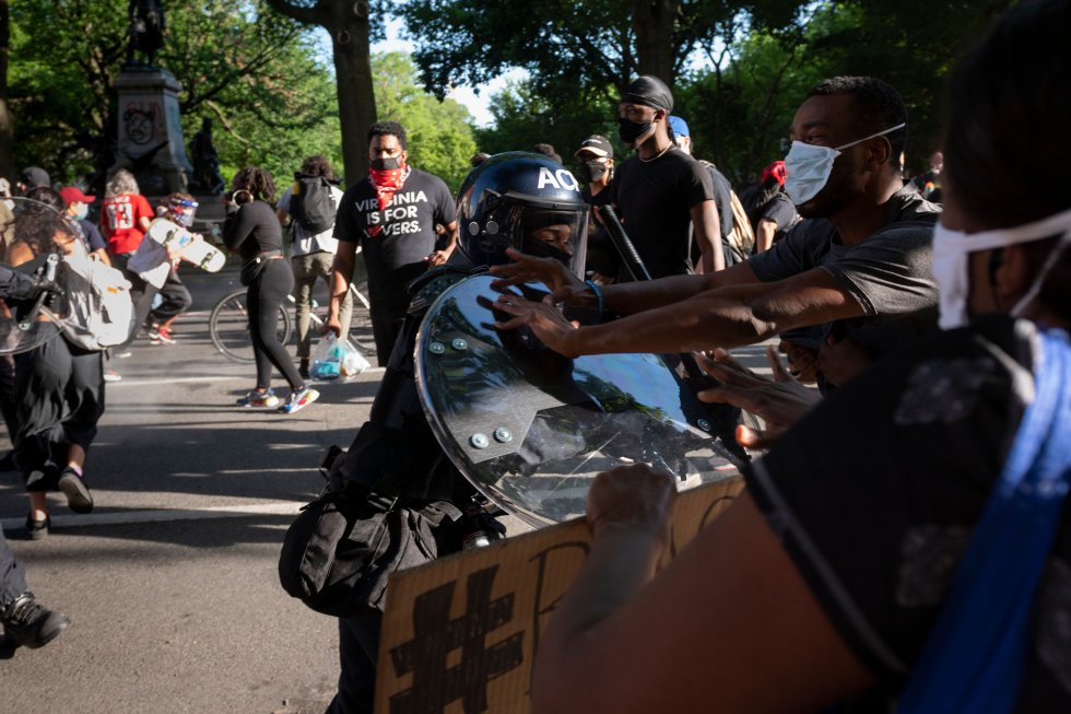 Policías antidisturbios se enfrentan a un grupo de manifestantes a las afueras de la Casa Blanca este lunes. El domingo, el presidente Trump pasó al menos una hora en un búnker subterráneo durante los enfrentamientos.