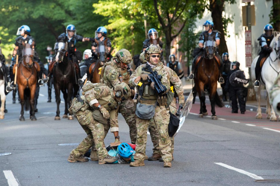 Miembros de la Guardia Nacional detienen en el suelo a un manifestante en Washington, en las cercanías de la Casa Blanca.