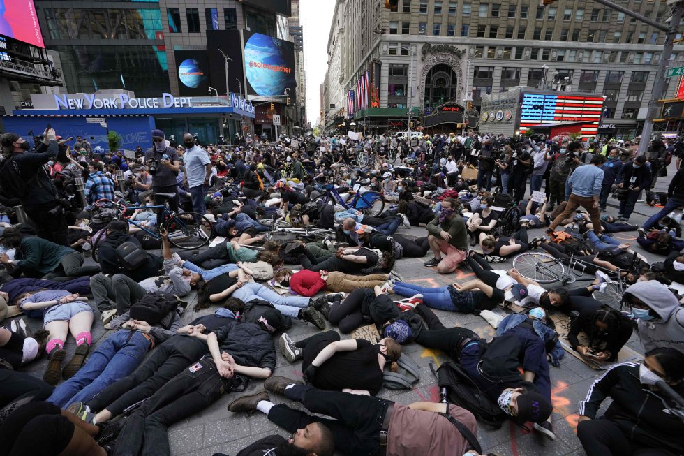 Decenas de manifestantes tumbados boca abajo con las manos en la espalda protestan en la neoyorquina plaza de Times Square contra la muerte de George Floyd a manos de la policía.