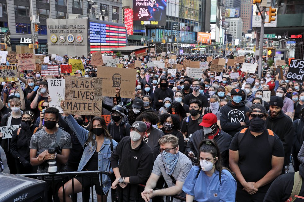 En Nueva York, centenares de manifestantes se reúnen en Times Square antes de marchar por el centro de Manhattan para protestar contra la muerte de George Floyd.