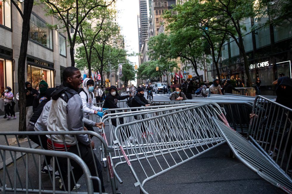 Un grupo de manifestantes intenta desplazar unas vallas durante las protestas en Manhattan, Nueva York.
