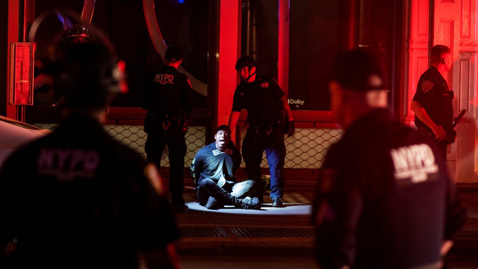 Agentes de la Policía de Nueva York detienten a un manifestante que saqueaba una tienda, en Manhattan. 