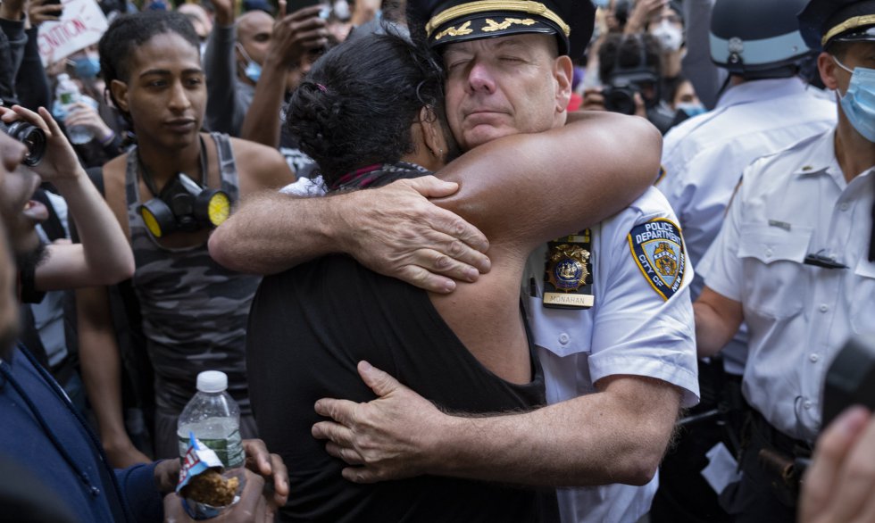 El Jefe de Departamento de la Policía de Nueva York, Terence Monahan, abraza a un activista. 