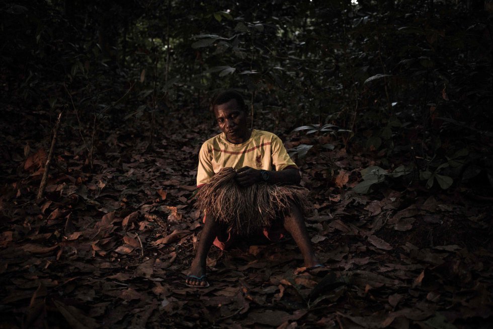 Mientras la epidemia se acelera en la República Centroafricana con, oficialmente, más de 3.000 casos detectados pero solo 37 muertes a finales de junio, los bayaka de Dzanga Sangha pasarán su confinamiento en el bosque para evitar el contagio. "Se les pidió que fueran a vivir a sus campamentos de caza durante tres meses", explica Luis Arranz, a cargo del parque nacional para el Fondo Mundial para la Naturaleza (WWF). "Cada semana, dejaremos de lado la yuca y los medicamentos. Deben permanecer aislados. Esta es nuestra única solución", agrega el jefe de la ONG internacional.