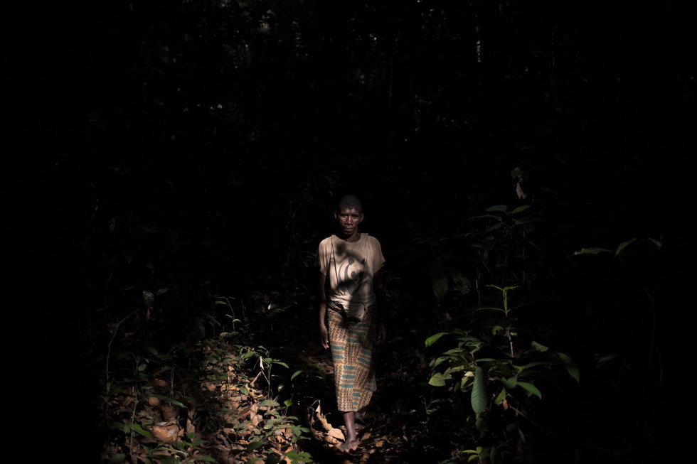 Henriette Memba, recolectora de remedios tradicionales bayaka, se adentra en el bosque para buscar plantas medicinales. El bosque ya no es suficiente para garantizar la subsistencia de los bayaka. "Los bilos dan un poco de sal o un cigarrillo, por un día de trabajo en el campo o en el monte", critica Didier, un cocinero bayaka. La violencia y la agresión sexual son comunes. "¡Todo bayaka tiene estos problemas!", lamenta otro anciano.