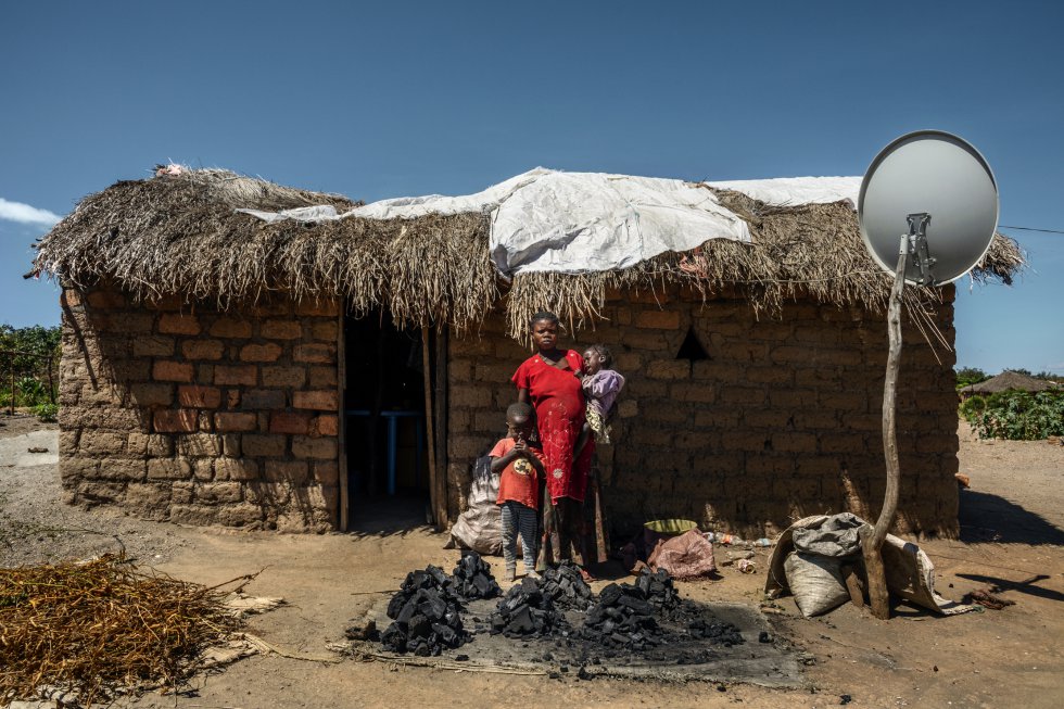 Kalumbu Mulumbule, de 38 años, es minera. Trabaja en una de las pequeñas explotaciones ilegales de los alrededores. Vive en una sencilla casa de piedra en Kabamba junto con sus dos hijos, Maria Beja, de dos años, y Llunga Malenge, de cuatro. A falta de otros materiales, el tejado está hecho de paja y lona plastificada.