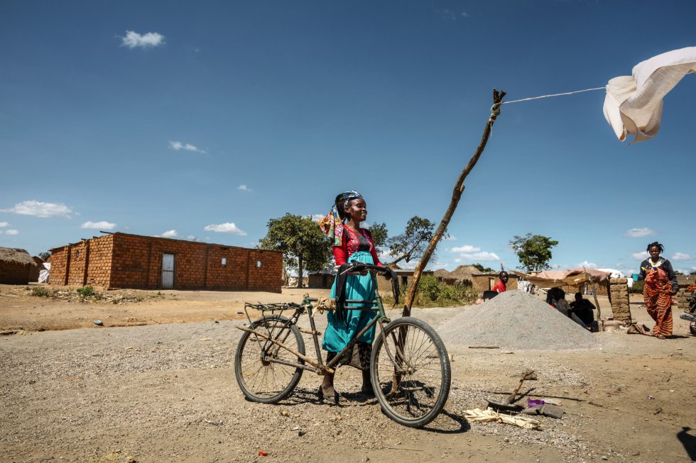 Maman Mazula, de 21 años, también vive en la aldea de Kabamba. Acaba de volver en bicicleta de su trabajo en las minas de cobalto. No es raro que todos los miembros de la familia ayuden en el trabajo. Es la única manera de ganar lo suficiente para comprar alimentos y lo más básico para vivir.