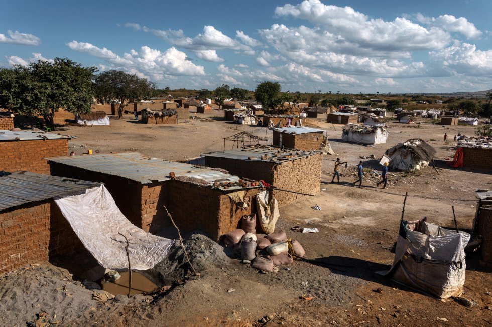 El pueblo de Kabamba se encuentra en la provincia de Lualaba, al sur del país centroafricano. La mayoría de sus apenas 1.700 habitantes trabajan en las pequeñas minas de cobalto de los alrededores.